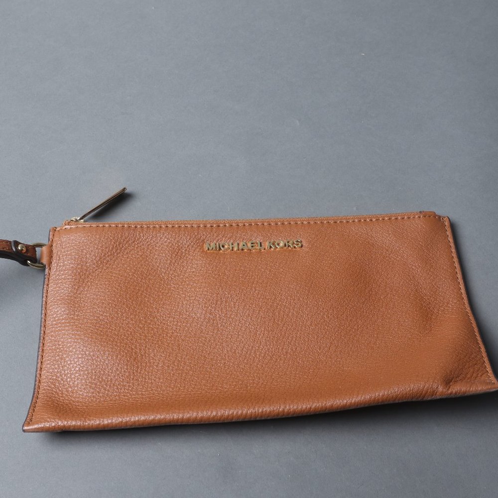 Michael Kors Leather Cluth/wristlet